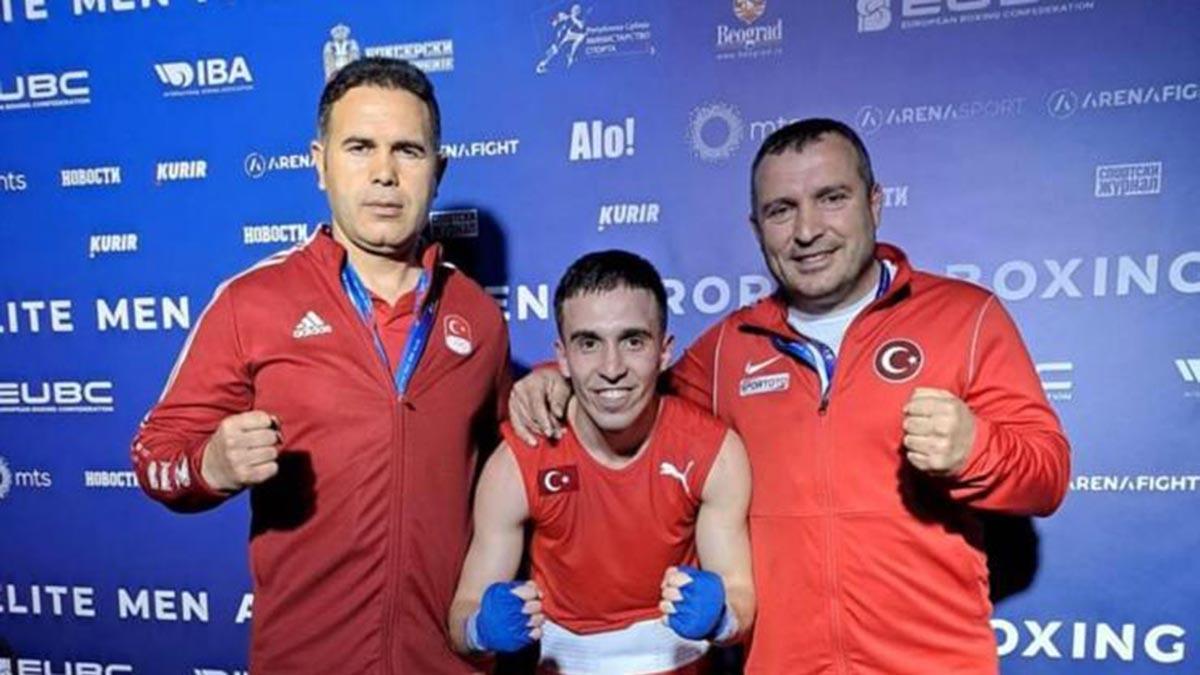 Feder Boksörümüz Samet Gümüş de Büyükler Avrupa Şampiyonası’nda yarı finale yükseldi