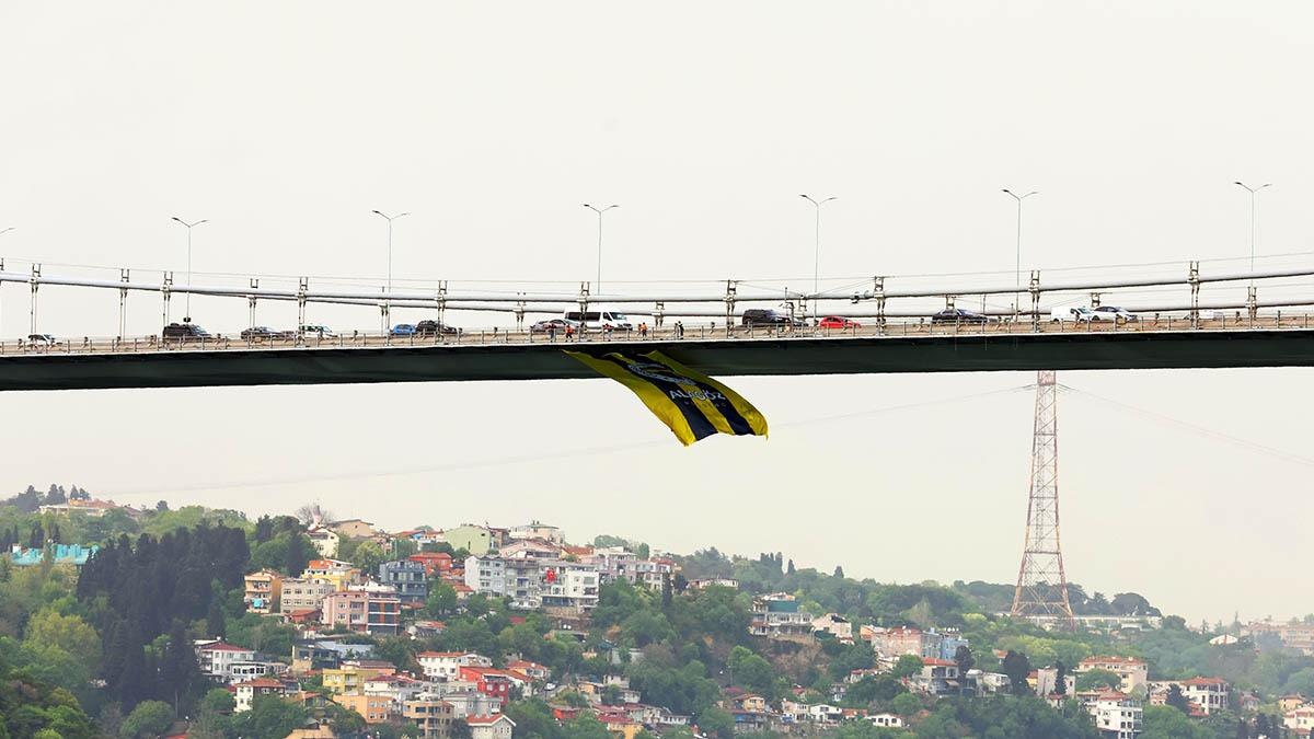 Fenerbahçe Gönüllüleri Derneği Üst üste 2. Kez Avrupa Şampiyonu olan Fenerbahçe Alagöz Holding’in dev bayrakları köprülere asıldı
