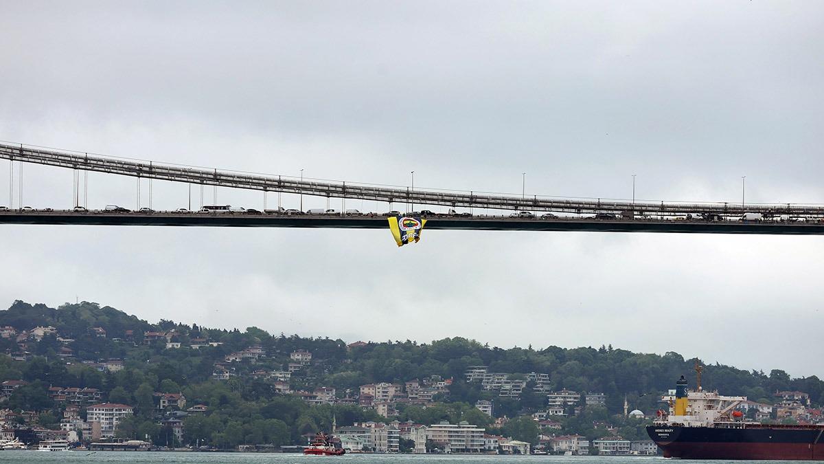 1907 Derneği Şampiyon Fenerbahçe Opet’in bayrakları köprülere asıldı