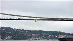 Fenerbahçe Gönüllüleri Derneği Şampiyon Fenerbahçe Opet’in bayrakları köprülere asıldı